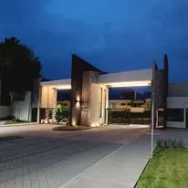 Área de juegos infantiles y jardín